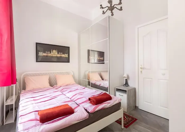 Kz10E Paola Apt On Kazinczy Utca