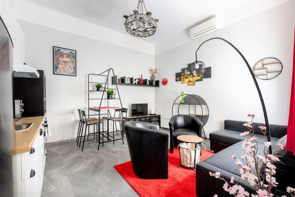 Kz10e Paola On Kazinczy Utca Budapest